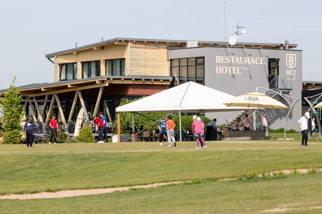 Nová BICZ Golfová akademie v Hradci již slouží dětem i začínajícím golfistům