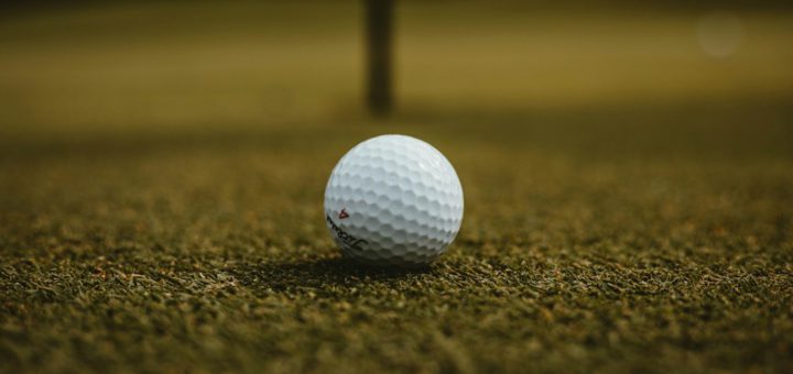 Detail golfového míčku na trávě