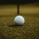 Detail golfového míčku na trávě