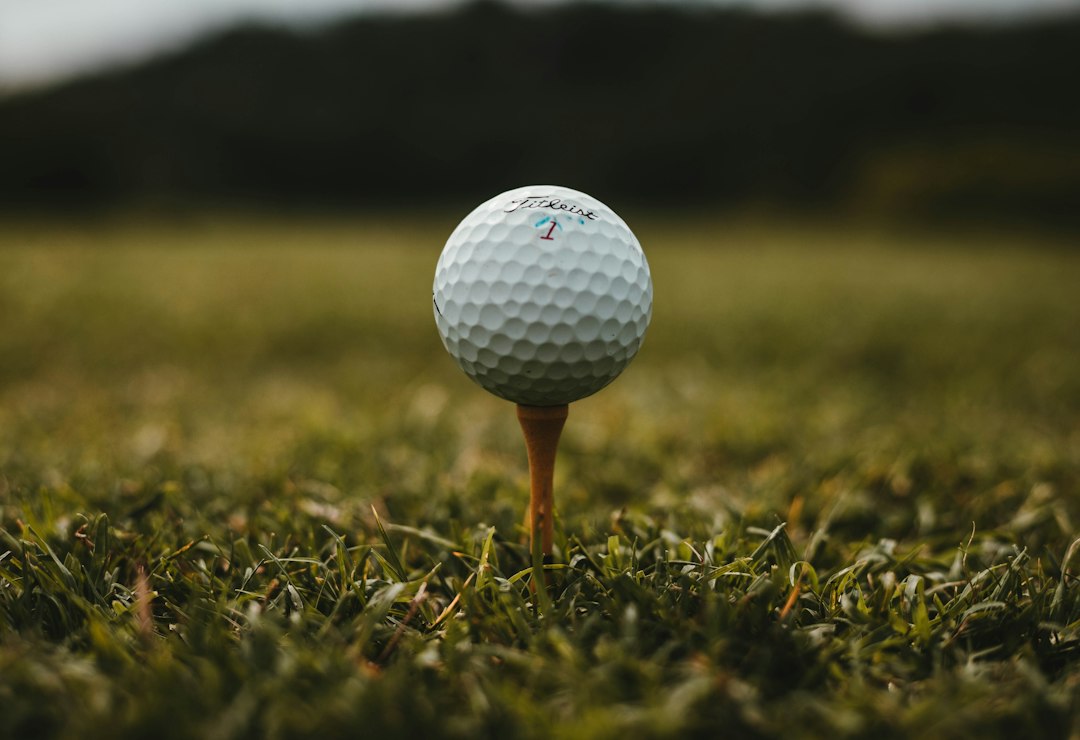 Detail golfového míčku – ilustrační fotografie