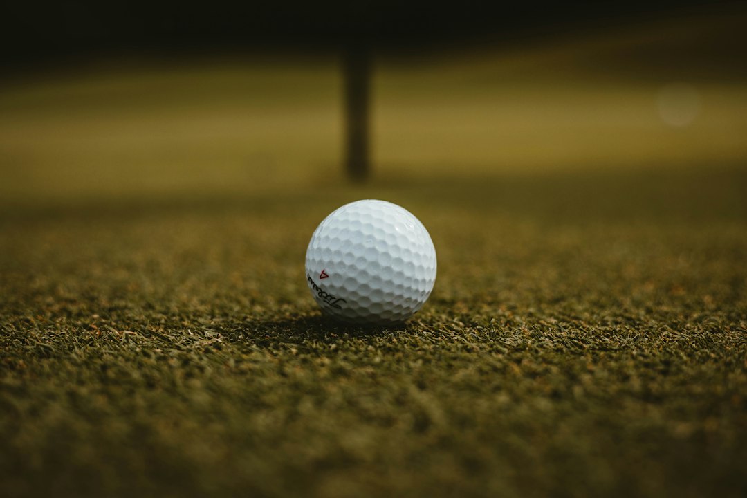 Golfový míček na trávě