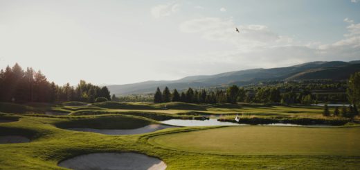 Výhled na golfové hřiště s fairwayí a bunkery