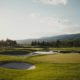 Výhled na golfové hřiště s fairwayí a bunkery