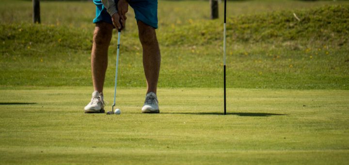 Golfista hraje na venkovním hřišti