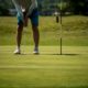 Golfista hraje na venkovním hřišti