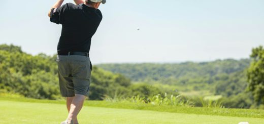 Golfista připravený k úderu na hřišti