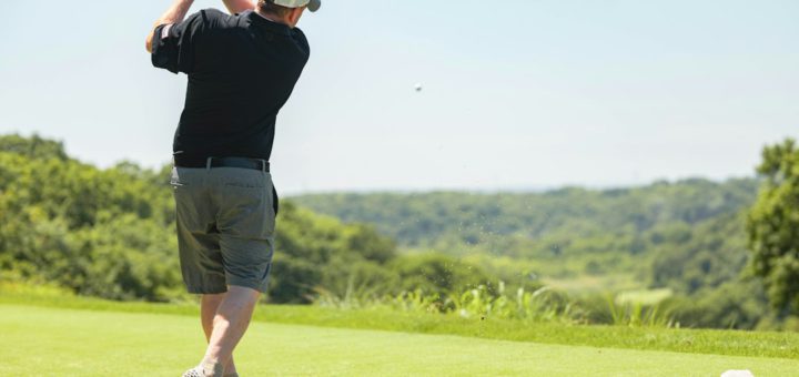 Golfista připravený k úderu na hřišti