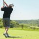 Golfista připravený k úderu na hřišti