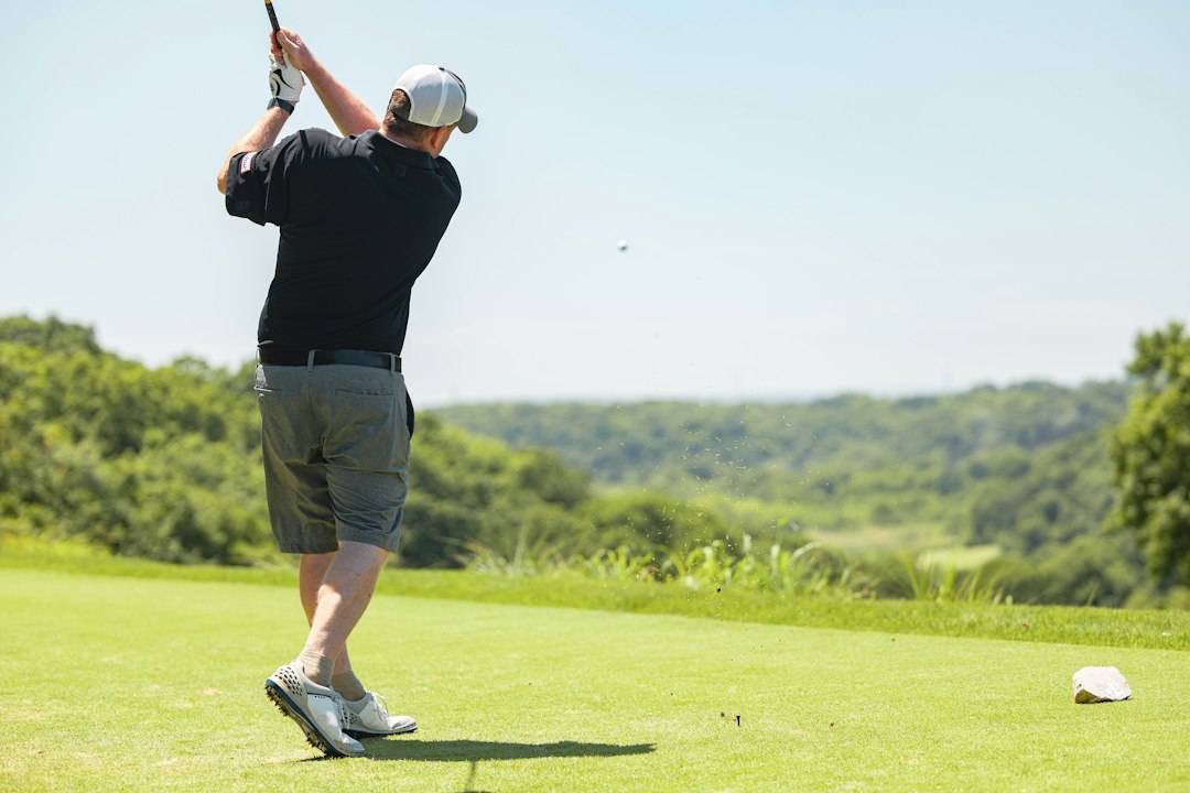 Golfista připravený k úderu na hřišti