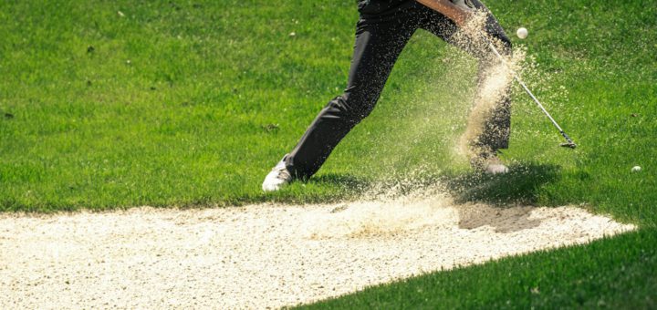 Golfista při hře – ilustrační fotografie