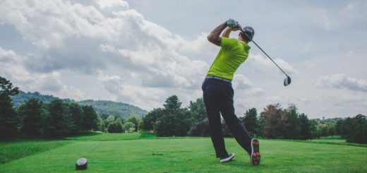 Golfista při provedení golfového švihu na hřišti