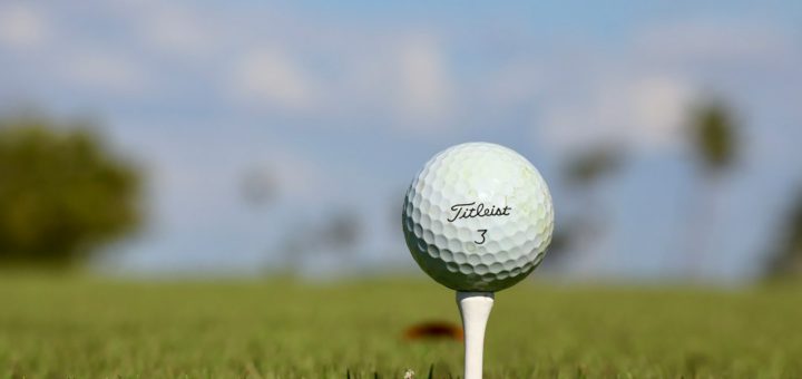 Golfový míček na odpališti – ilustrační fotografie