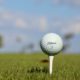 Golfový míček na odpališti – ilustrační fotografie