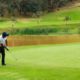Golfista při puttování na greenu