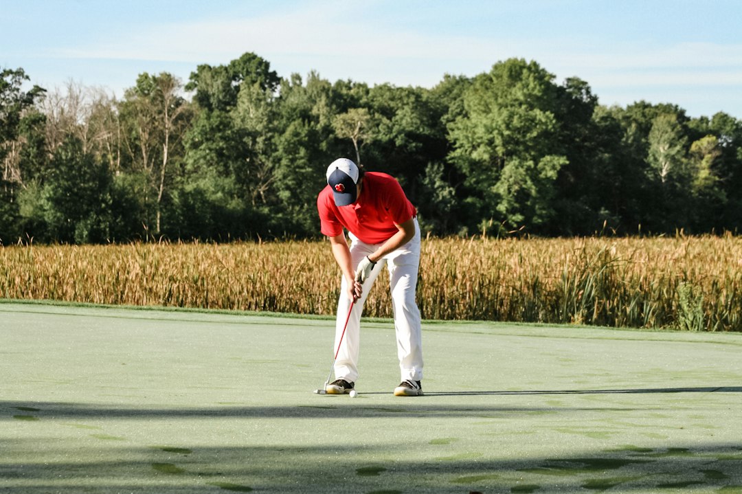 Golfista při hře na otevřeném hřišti