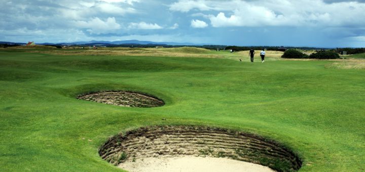 Písečný bunker na golfovém hřišti – ilustrační fotografie