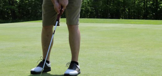 Golfista v postoji před úderem