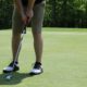 Golfista v postoji před úderem
