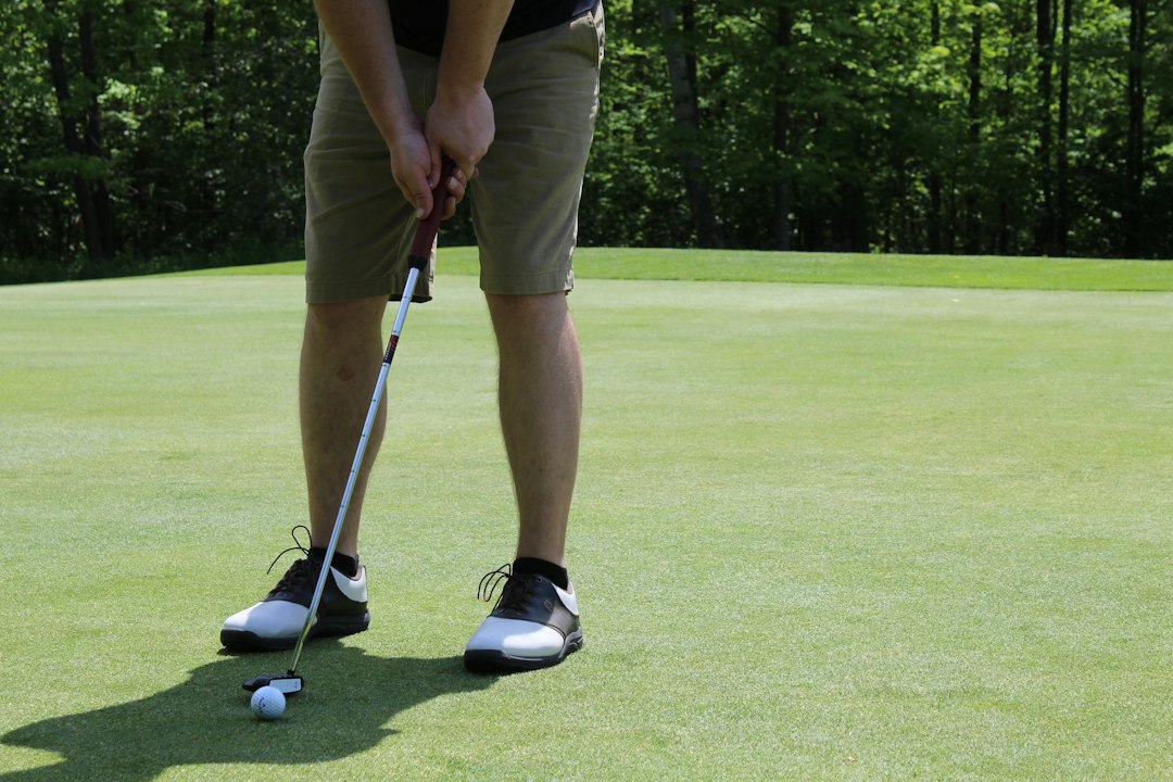 Golfista v postoji před úderem