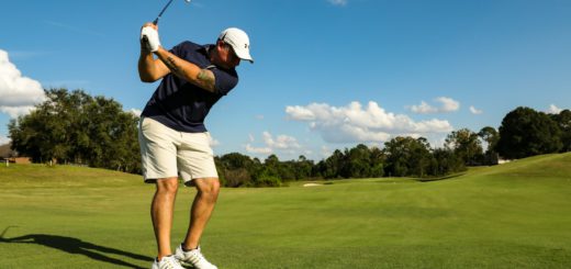 Golfista při švihu na odpališti