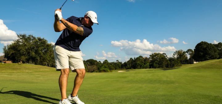 Golfista při švihu na odpališti