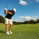 Golfista při švihu na odpališti